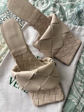 Bottega Veneta Intrecciato Nappa Slide Sandals in Cream